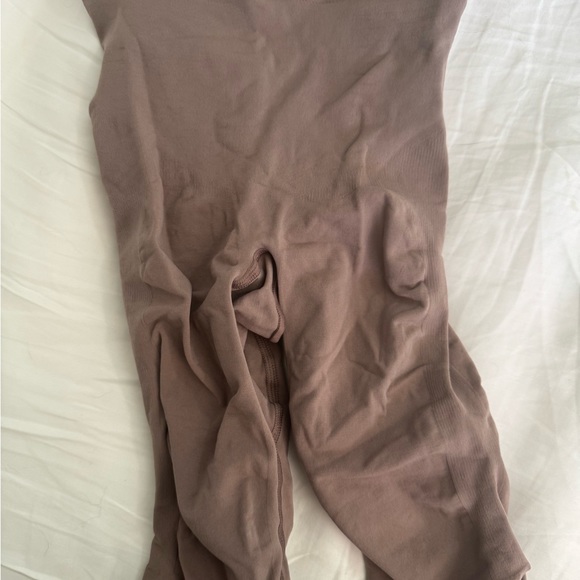 BNWOT Sculpting Short Umber S/M - Picture 2 of 3